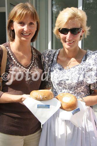 (C) fotodienst/Anna Rauchenberger - Purkersdorf - 24.08.2006 - Das Wohnhaus 3002 Purkersdorf, Pfarrhofgasse 5-7 wurde heute feierlich eröffnet. FOTO: Salz und Brot im neu gebauten Haus oder beim Einzug in eine neue Wohnung sollen die künftigen Bewohner vor Mangel an Lebensmitteln bewahren.