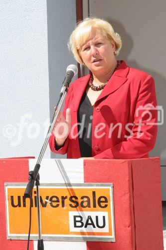 (C) fotodienst/Anna Rauchenberger - Purkersdorf - 24.08.2006 - Das Wohnhaus 3002 Purkersdorf, Pfarrhofgasse 5-7 wurde heute feierlich eröffnet. FOTO: Heidemaria Onodi (Landeshauptmann-Stv., NÖ).