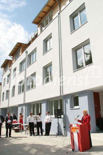 (C) fotodienst/Anna Rauchenberger - Purkersdorf - 24.08.2006 - Das Wohnhaus 3002 Purkersdorf, Pfarrhofgasse 5-7 wurde heute feierlich eröffnet. FOTO: Heidemaria Onodi (Landeshauptmann-Stv., NÖ).