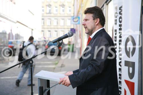 Die Wohnbauvereinigung für Privatangestellte Gemeinnützige GmbH übergibt die Schlüssel an die neuen Mieter des Hauses Österleingasse 3, 1150 Wien
Foto: Dr. Michael Ludwig, Vizebgm