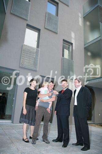 Die Wohnbauvereinigung für Privatangestellte Gemeinnützige GmbH übergibt die Schlüssel an die neuen Mieter des Hauses Österleingasse 3, 1150 Wien
Foto: Dr. Michael Ludwig, Vizebgm, Gerhard Zatlokal, Bezirksvorsteher Wien 15 mit neuen Mietern