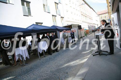 Die Wohnbauvereinigung für Privatangestellte Gemeinnützige GmbH übergibt die Schlüssel an die neuen Mieter des Hauses Österleingasse 3, 1150 Wien
Foto: Mag. Michael Gehbauer, GF WBV