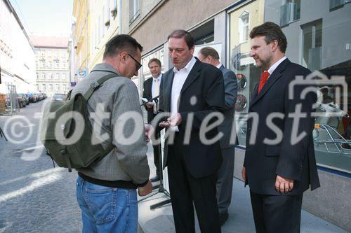 Die Wohnbauvereinigung für Privatangestellte Gemeinnützige GmbH übergibt die Schlüssel an die neuen Mieter des Hauses Österleingasse 3, 1150 Wien
Foto: Gerhard Zatlokal, Bezirksvorsteher Wien 15 und Dr. Michael Ludwig, Vizebgm übergeben Schlüssel
