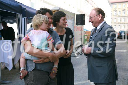 Die Wohnbauvereinigung für Privatangestellte Gemeinnützige GmbH übergibt die Schlüssel an die neuen Mieter des Hauses Österleingasse 3, 1150 Wien
Foto: Walter Zwieauer, Stiftungsvorstand GPA übergibt Schlüssel