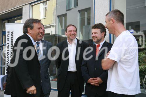 Die Wohnbauvereinigung für Privatangestellte Gemeinnützige GmbH übergibt die Schlüssel an die neuen Mieter des Hauses Österleingasse 3, 1150 Wien
Foto: Mag. Michael Gehbauer, GF WBV, Walter Zwieauer, Stiftungsvorstand GPA, Gerhard Zatlokal, Bezirksvorsteher Wien 15, Dr. Michael Ludwig, Vizebgm., Jakob Dunkl, Architekt