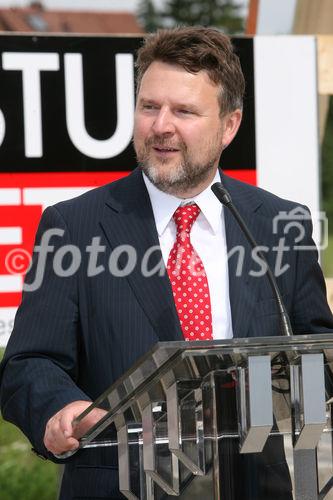 (C) fotodienst/Anna Rauchenberger - Wien, am 26.05.2009 - Heute wurde der Spatenstich der Wohnhausanlage Wien 22., Erzherzog-Karl-Straße 195-201 / Lavaterstraße 5 zum 'Quartier Verts' gefeiert. FOTO:  Wohnbaustadtrat Dr. Michael Ludwig