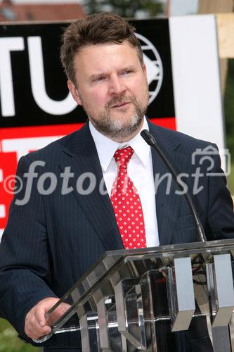 (C) fotodienst/Anna Rauchenberger - Wien, am 26.05.2009 - Heute wurde der Spatenstich der Wohnhausanlage Wien 22., Erzherzog-Karl-Straße 195-201 / Lavaterstraße 5 zum 'Quartier Verts' gefeiert. FOTO:  Wohnbaustadtrat Dr. Michael Ludwig