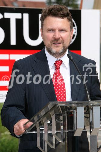 (C) fotodienst/Anna Rauchenberger - Wien, am 26.05.2009 - Heute wurde der Spatenstich der Wohnhausanlage Wien 22., Erzherzog-Karl-Straße 195-201 / Lavaterstraße 5 zum 'Quartier Verts' gefeiert. FOTO:  Wohnbaustadtrat Dr. Michael Ludwig