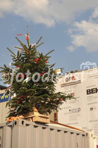 (c) sonja burtscher/ fotodienst. 1220 Wien, 28.4.2009. Die Wohnbauvereinigung für Privatangestellte WBV feiert in der neuen Siedlung am Pelargonienweg die Dachgleiche. Nach Gleichenspruch und Gleichengeldübergabe an die Baumeisterin können die künftigen Mieter mit den Bauherren im Festzelt bei ausgiebigem Buffet auf ihre neue Heimat anstossen.