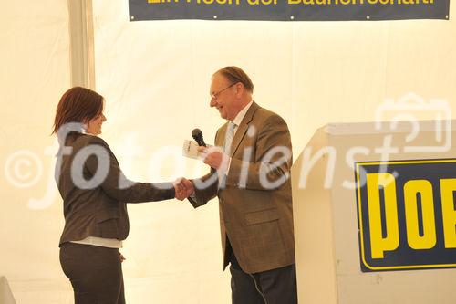 (c) sonja burtscher/ fotodienst. 1220 Wien, 28.4.2009. Die Wohnbauvereinigung für Privatangestellte WBV feiert in der neuen Siedlung am Pelargonienweg die Dachgleiche. Nach Gleichenspruch und Gleichengeldübergabe an die Baumeisterin können die künftigen Mieter mit den Bauherren im Festzelt bei ausgiebigem Buffet auf ihre neue Heimat anstossen. Im Bild: Übergabe des Gleichengeldes an die Baumeisterin Steiner durch Walter Zwiauer, Vorsitzender der GPA