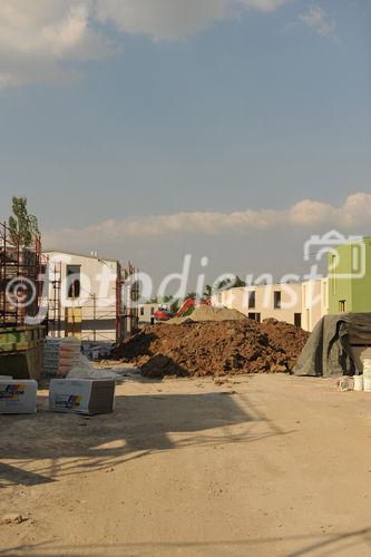 (c) sonja burtscher/ fotodienst. 1220 Wien, 28.4.2009. Die Wohnbauvereinigung für Privatangestellte WBV feiert in der neuen Siedlung am Pelargonienweg die Dachgleiche. Nach Gleichenspruch und Gleichengeldübergabe an die Baumeisterin können die künftigen Mieter mit den Bauherren im Festzelt bei ausgiebigem Buffet auf ihre neue Heimat anstossen. Im Bild: Neue Gebäude der Siedlung am Pelargonienweg