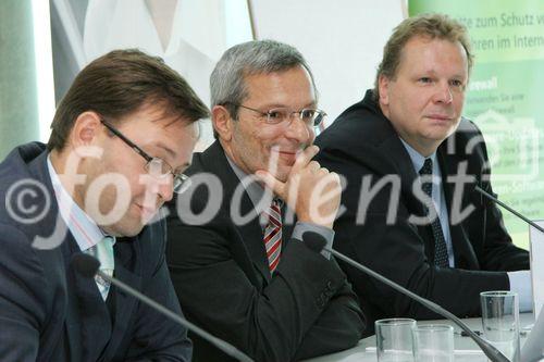 (C) fotodienst/Anna Rauchenberger - Wien 30.08.2006 - Mithilfe der Digitalen Signatur wird es beispielsweise möglich, e-Mails und Dateien zu verschlüsseln und zu signieren, beim e-banking ohne lästige TAN-Listen auszukommen oder Verträge rechtsgültig zu signieren. Sie beugt somit der Internet-Kriminalität vor. FOTO v.l.: Christian Rupp (Bundeskanzleramt, Plattform Digitales Österreich), Manfred Kasper (GF DIGISIGN - Die Digitale Signatur), Michael Butz (GF A-Trust).