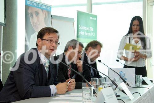 (C) fotodienst/Anna Rauchenberger - Wien 30.08.2006 - Mithilfe der Digitalen Signatur wird es beispielsweise möglich, e-Mails und Dateien zu verschlüsseln und zu signieren, beim e-banking ohne lästige TAN-Listen auszukommen oder Verträge rechtsgültig zu signieren. Sie beugt somit der Internet-Kriminalität vor. FOTO v.l.: Christian Rupp (Bundeskanzleramt, Plattform Digitales Österreich), Manfred Kasper (GF DIGISIGN - Die Digitale Signatur), Michael Butz (GF A-Trust), Moderatorin.