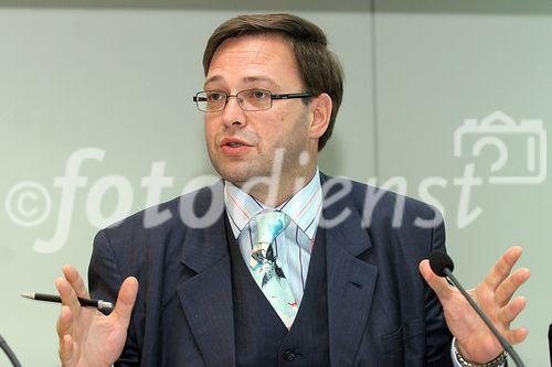 (C) fotodienst/Anna Rauchenberger - Wien 30.08.2006 - Mithilfe der Digitalen Signatur wird es beispielsweise möglich, e-Mails und Dateien zu verschlüsseln und zu signieren, beim e-banking ohne lästige TAN-Listen auszukommen oder Verträge rechtsgültig zu signieren. Sie beugt somit der Internet-Kriminalität vor. FOTO: Christian Rupp (Bundeskanzleramt, Plattform Digitales Österreich).