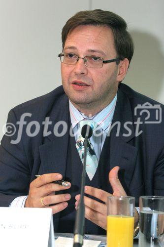 (C) fotodienst/Anna Rauchenberger - Wien 30.08.2006 - Mithilfe der Digitalen Signatur wird es beispielsweise möglich, e-Mails und Dateien zu verschlüsseln und zu signieren, beim e-banking ohne lästige TAN-Listen auszukommen oder Verträge rechtsgültig zu signieren. Sie beugt somit der Internet-Kriminalität vor. FOTO: Christian Rupp (Bundeskanzleramt, Plattform Digitales Österreich).