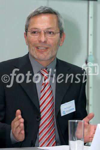 (C) fotodienst/Anna Rauchenberger - Wien 30.08.2006 - Mithilfe der Digitalen Signatur wird es beispielsweise möglich, e-Mails und Dateien zu verschlüsseln und zu signieren, beim e-banking ohne lästige TAN-Listen auszukommen oder Verträge rechtsgültig zu signieren. Sie beugt somit der Internet-Kriminalität vor. FOTO: Manfred Kasper (GF DIGISIGN - Die Digitale Signatur).