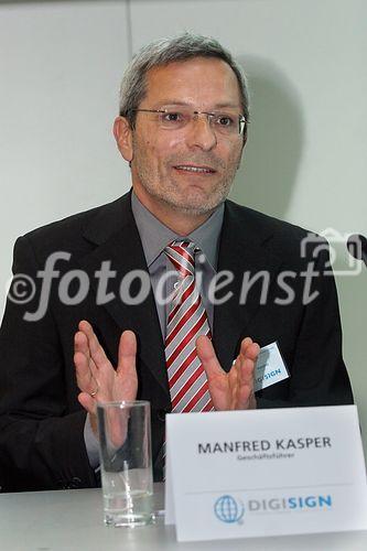 (C) fotodienst/Anna Rauchenberger - Wien 30.08.2006 - Mithilfe der Digitalen Signatur wird es beispielsweise möglich, e-Mails und Dateien zu verschlüsseln und zu signieren, beim e-banking ohne lästige TAN-Listen auszukommen oder Verträge rechtsgültig zu signieren. Sie beugt somit der Internet-Kriminalität vor. FOTO: Manfred Kasper (GF DIGISIGN - Die Digitale Signatur).