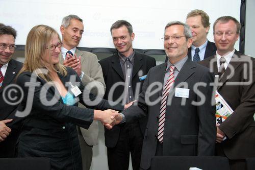 (C) fotodienst/Anna Rauchenberger - Wien 30.08.2006 - Mithilfe der Digitalen Signatur wird es beispielsweise möglich, e-Mails und Dateien zu verschlüsseln und zu signieren, beim e-banking ohne lästige TAN-Listen auszukommen oder Verträge rechtsgültig zu signieren. Sie beugt somit der Internet-Kriminalität vor. FOTO: Barbara Pfaffenender vom Verein Happy Kids und Manfred Kasper (GF DIGISIGN - Die Digitale Signatur). DIGISIGN unterstützt 'Happy Kids - Verein gegen Kindesmissbrauch'.