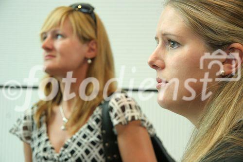 (C) fotodienst/Anna Rauchenberger - Wien 30.08.2006 - Mithilfe der Digitalen Signatur wird es beispielsweise möglich, e-Mails und Dateien zu verschlüsseln und zu signieren, beim e-banking ohne lästige TAN-Listen auszukommen oder Verträge rechtsgültig zu signieren. Sie beugt somit der Internet-Kriminalität vor. 