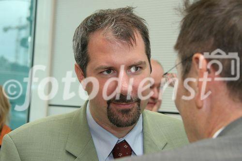 (C) fotodienst/Anna Rauchenberger - Wien 30.08.2006 - Mithilfe der Digitalen Signatur wird es beispielsweise möglich, e-Mails und Dateien zu verschlüsseln und zu signieren, beim e-banking ohne lästige TAN-Listen auszukommen oder Verträge rechtsgültig zu signieren. Sie beugt somit der Internet-Kriminalität vor. 