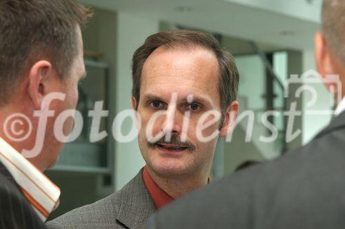 (C) fotodienst/Anna Rauchenberger - Wien 30.08.2006 - Mithilfe der Digitalen Signatur wird es beispielsweise möglich, e-Mails und Dateien zu verschlüsseln und zu signieren, beim e-banking ohne lästige TAN-Listen auszukommen oder Verträge rechtsgültig zu signieren. Sie beugt somit der Internet-Kriminalität vor. 