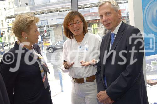 (v.li.na.re.) Gesundheitsministerin Maria Rauch-Kallat im Gespräch mit Frau Mag.Leitner (Vizepräsidentin des österr.Apothekenverbandes) und Christopher Tedd (Geschäftsführer Vichy- Cosmétique Active Österreich Ges.m.b.H.) 