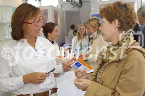 Frau Mag.Leitner (Vizepräsidentin des österr.Apothekenverbandes) im Beratungsgespräch mit einer Besucherin                               