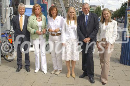 Foto v.li.n.re. :  Dr.Friedemann Bachleitner-Hofmann (Präsident des österr.Apothekenverbandes); Frau Prof. Kokoschka (Oberärztin an der Universitätshautklinik),Frau Mag. Leitner (Vizepräsidentin des österr. Apothekenverbandes); Frau Mag.Breit (Marketing VICHY), Christopher Tedd (Geschäftsführer Vichy- Cosmétique Active Österreich Ges.m.b.H.); Frau Mag. Breitenseher (Marketing VICHY)                                                 