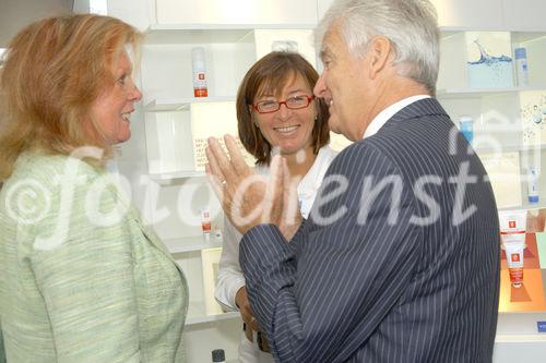 Foto v.li.n.re. : Frau Prof. Kokoschka (Oberärztin an der Universitätshautklinik); Frau Mag. Leitner (Vizepräsidentin des österr. Apothekenverbandes); Dr.Friedemann Bachleitner-Hofmann (Präsident des österr.Apothekenverbandes)                                                            