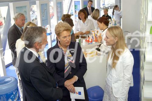 Gesundheitsministerin Maria Rauch-Kallat (Mitte) im Gespräch mit (li) Christopher Tedd (Geschäftsführer Vichy- Cosmétique Active Österreich Ges.m.b.H.) und (re.) Frau Mag.Breit (Marketing Vichy)                               