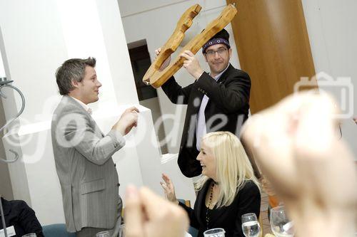 Die diesjährige Jahrestagung der Olina Küchenstudios fand in Salzburg Schloss Mondsee statt. olina ist ein Franchise-Konzept für kleine bis mittelgroße Küchenstudios. Das Franchise-System wurde 1997 von Wolfgang Allgäuer in Feldkirch gegründet und hat mittlerweile 17 Franchise-Nehmer mit eigenen Küchenstudios in ganz Österreich. olina bietet seinen Partnern ein erprobtes Konzept sowie umfassende Unterstützung in allen unternehmerischen Belangen. olina setzt bei seinen Küchen auf Innovation und exklusives Design, Zielgruppe sind wertbewusste Privatkunden mit Anspruch auf hohen Service. Jede Küche ist maßgeschneidert und wird je nach Kundenwunsch speziell gefertigt. Dazu bietet olina zehn Jahre Garantie und kostenlosen Service. Daraus resultiert eine extrem hohe Kundenzufriedenheit, über 60 Prozent des Küchenabsatzes erfolgen über Weiterempfehlung von Käufern.