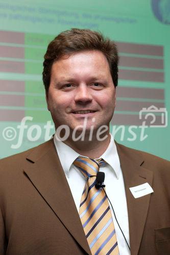 Hoer mal, wer da spricht! Event 'Erfolgsfaktor Stimme' der Zuercher Public Relations Gesellschaft ZPRG in der SWX Swiss Exchange Zuerich. Bild: ZPRG-Referent Rolf Christiansen, Kommunikationswissenschaftler, Sprechwissenschaftler und Stimmtrainer