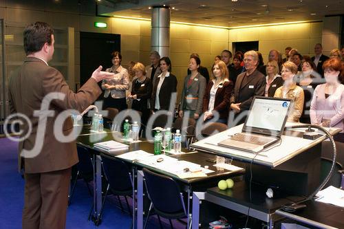 Hoer mal, wer da spricht! Event 'Erfolgsfaktor Stimme' der Zuercher Public Relations Gesellschaft ZPRG in der SWX Swiss Exchange Zuerich. Bild: Vortrag von Rolf Christiansen, Kommunikationswissenschaftler; Stimmjogging