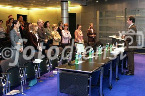 Hoer mal, wer da spricht! Event 'Erfolgsfaktor Stimme' der Zuercher Public Relations Gesellschaft ZPRG in der SWX Swiss Exchange Zuerich. Bild: Vortrag von Rolf Christiansen, Kommunikationswissenschaftler; Stimmjogging