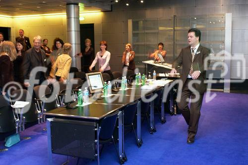 Hoer mal, wer da spricht! Event 'Erfolgsfaktor Stimme' der Zuercher Public Relations Gesellschaft ZPRG in der SWX Swiss Exchange Zuerich. Bild: Vortrag von Rolf Christiansen, Kommunikationswissenschaftler; Stimmjogging