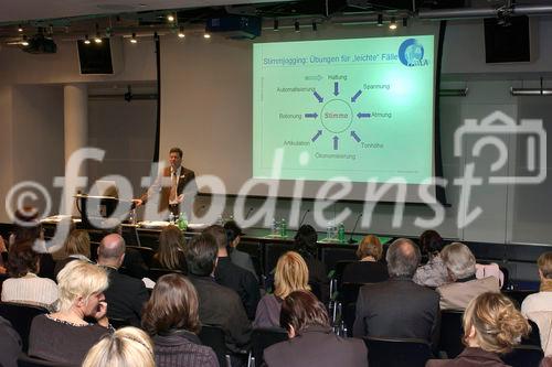 Hoer mal, wer da spricht! Event 'Erfolgsfaktor Stimme' der Zuercher Public Relations Gesellschaft ZPRG in der SWX Swiss Exchange Zuerich. Bild: Vortrag von Rolf Christiansen, Kommunikationswissenschaftler; Stimmjogging