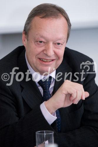 (c) fotodienst / Anna Rauchenberger - Wien, am 28.01.2010 -  Heute lud das Kur- und Rehabilitationszentrum Klinik Pirawarth zu einem hochkarätig besetzten Round Table im Forum Mozartplatz, bei dem die aktuelle Situation sowie die Zukunft von Neuro-Rehabilitation von Experten und Journalisten lebhaft diskutiert wurde. FOTO: Hans Gu?nther Loher, Geschäftsfu?hrer Klinik Pirawarth