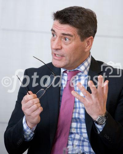 (c) fotodienst / Anna Rauchenberger - Wien, am 28.01.2010 -  Heute lud das Kur- und Rehabilitationszentrum Klinik Pirawarth zu einem hochkarätig besetzten Round Table im Forum Mozartplatz, bei dem die aktuelle Situation sowie die Zukunft von Neuro-Rehabilitation von Experten und Journalisten lebhaft diskutiert wurde. FOTO: Prim. Dr. Andreas Winkler, MSc, Design. Ärztlicher Leiter Klinik Pirawarth