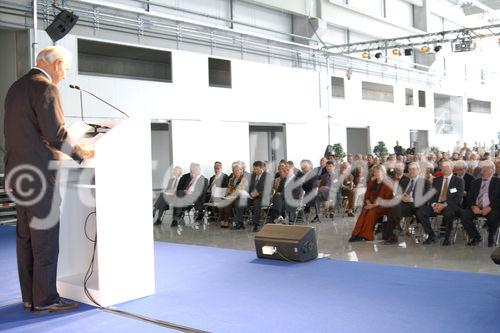 Einladung zur feierlichen Eröffnung einer neuen Montagehalle für Banknotendruckmaschinen in der KBA Mödling AG.  Foto: Reinhart Siewert (Ausichtsratsvorsitzender KBA)                               