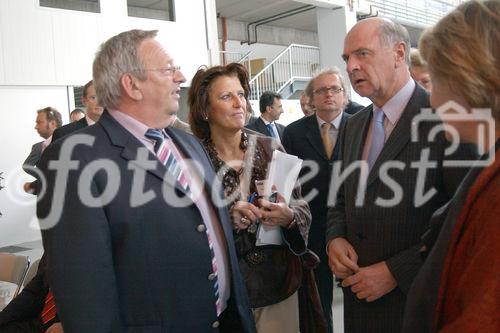 Einladung zur feierlichen Eröffnung einer neuen Montagehalle für Banknotendruckmaschinen in der KBA Mödling AG.  Foto: 2.v.li Karin Kastner (Vertrieb-Marketing-Presse); Dr.Erwin Pröll (Landeshauptmann NÖ)                               