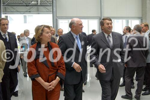 Einladung zur feierlichen Eröffnung einer neuen Montagehalle für Banknotendruckmaschinen in der KBA Mödling AG. Begrüßung bei der Ankunft. Foto: KR Sonja Zwazl (Mitglied des Bundesrates und Präsidentin der WKNO); Dr.Erwin Pröll (Landeshauptmann NÖ); Wolfgang Schischek (Vorstandsvorsitzender KBA)                                                            