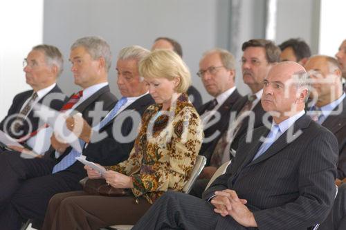 Einladung zur feierlichen Eröffnung einer neuen Montagehalle für Banknotendruckmaschinen in der KBA Mödling AG.  Foto ganz rechts: Dr.Erwin Pröll (Landeshauptmann NÖ) und weitere Ehrengäste der Veranstaltung.