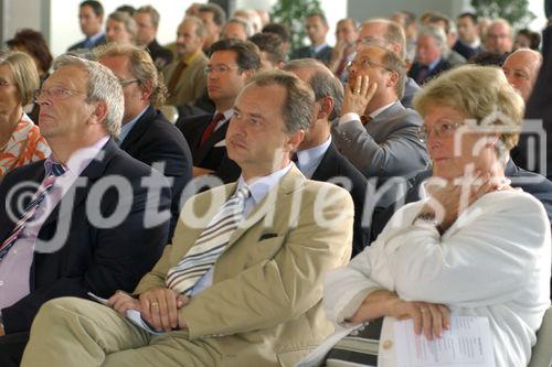 Einladung zur feierlichen Eröffnung einer neuen Montagehalle für Banknotendruckmaschinen in der KBA Mödling AG.  Foto: rechts: Traude Obner (Bürgermeisterin Ma.Enzersdorf); mitte: Hans Stefan Hintner (Landtagsabg. und Bürgermeister Mödling)                    