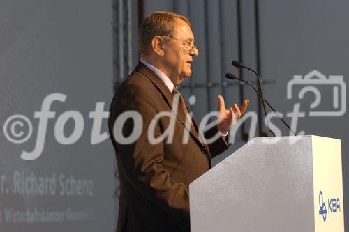 Einladung zur feierlichen Eröffnung einer neuen Montagehalle für Banknotendruckmaschinen in der KBA Mödling AG.  Foto: Dr.Richard Schenz (Vizepräsident der Wirtschaftskammer Österreich)                                                       