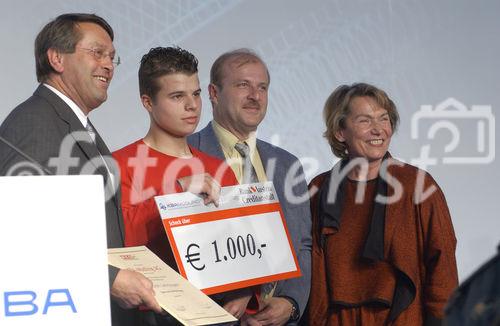 Einladung zur feierlichen Eröffnung einer neuen Montagehalle für Banknotendruckmaschinen in der KBA Mödling AG.  Foto: v.re.na.li: Vortstand W. Schischek
1000.Lehrling Thomas Perner, Hr. Reinhard Rubicko, Lehrlingsausbildner b. d. KBA MÖDLING AG, Frau KR Sonja Zwazl, im Bundesrat und Präs. Der WKNO