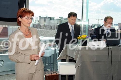 (C) Fotodienst/Anna Rauchenberger - Wien 06.07.2007 - Ein Drittel der Branche blickt skeptisch in die Zukunft. Systematische Finanzplanung ist für viele noch ein 'Fremdwort'. FOTO v.l.: Mag. Gerda Plajer (Vorsitzende der Geschäftsleitung, TPA Horwath), Mag. Daniel Mercsanits (Wirtschaftsprüfer und Steuerberater, Geschäftsführender Gesellschafter, TPA Horwath), Andreas Leitgeb (Consultant, Prokurist, TPA Horwath).