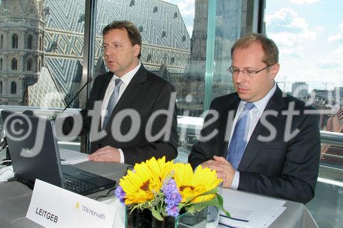 (C) Fotodienst/Anna Rauchenberger - Wien 06.07.2007 - Ein Drittel der Branche blickt skeptisch in die Zukunft. Systematische Finanzplanung ist für viele noch ein 'Fremdwort'. FOTO v.l.: Mag. Daniel Mercsanits (Wirtschaftsprüfer und Steuerberater, Geschäftsführender Gesellschafter, TPA Horwath), Andreas Leitgeb (Consultant, Prokurist, TPA Horwath).