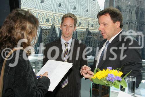 (C) Fotodienst/Anna Rauchenberger - Wien 06.07.2007 - Ein Drittel der Branche blickt skeptisch in die Zukunft. Systematische Finanzplanung ist für viele noch ein 'Fremdwort'. FOTO v.l.: Journalistin, Mag. (FH) Günter Reiterlehner (Consultant, TPA Horwath), Mag. Daniel Mercsanits (Wirtschaftsprüfer und Steuerberater, Geschäftsführender Gesellschafter, TPA Horwath)