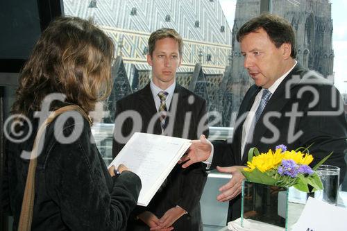 (C) Fotodienst/Anna Rauchenberger - Wien 06.07.2007 - Ein Drittel der Branche blickt skeptisch in die Zukunft. Systematische Finanzplanung ist für viele noch ein 'Fremdwort'. FOTO v.l.: Journalistin, Mag. (FH) Günter Reiterlehner (Consultant, TPA Horwath), Mag. Daniel Mercsanits (Wirtschaftsprüfer und Steuerberater, Geschäftsführender Gesellschafter, TPA Horwath)