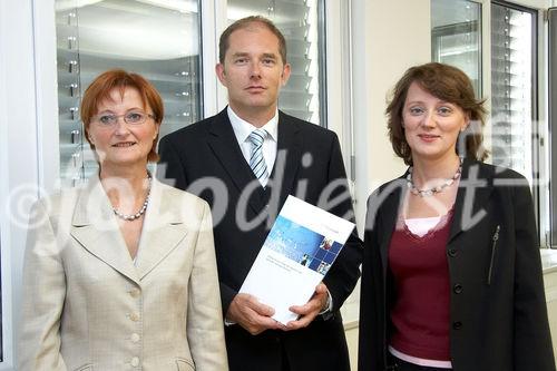 (C) fotodienst/Anna Rauchenberger - Wien 14.09.2006 - ÖsterreicherInnen, besonders junge Arbeitnehmer, scheuen berufliches Engagement in den neuen EU-Ländern. Dies ergab eine Umfrage von TPA Horwath. FOTO v.l.: Mag. Gerda Plajer (Vorsitzende der Geschäftsleitung, TPA Horwath), Mag. Klaus Bauer-Mitterlehner (Geschäftsführender Gesellschafter TPA Horwath), Mag. Monika Seywald (Geschäftsführende Gesellschafterin TPA Horwath).